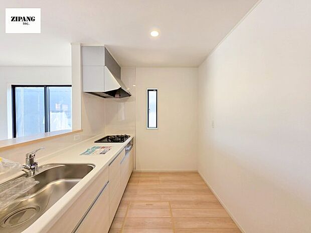 【キッチン】【キッチン】家族と距離感近く料理が可能な対面式のシステムキッチンです。3つ口IHコンロでお料理のレパートリーが増えそうです。 