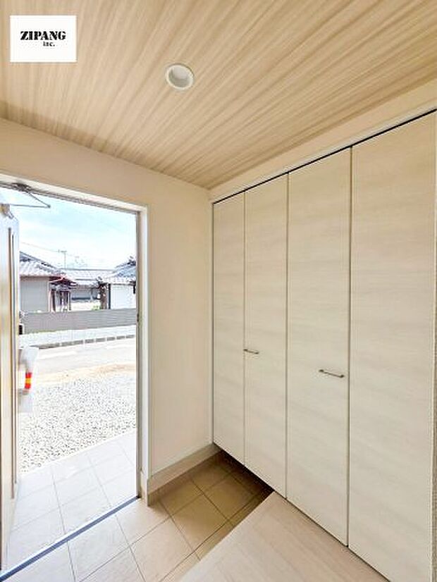 【玄関】【玄関】明るい玄関。大容量の収納スペースは大家族でもらくらく収納可能です。