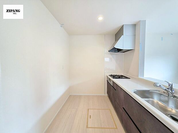 【キッチン】【キッチン】お子さまや家族と距離感近く料理が可能な対面式のシステムキッチンです。3口コンロのキッチンでお料理のレパートリーが増えそうです♪