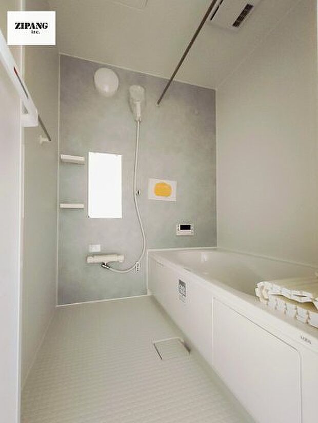 【風呂】【浴室】1坪タイプのお風呂。浴室暖房換気乾燥機付きで、雨の日の洗濯や冬の入浴を快適に過ごせます。