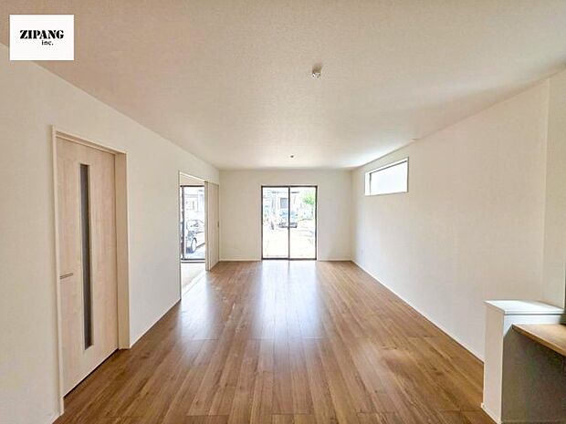 【居間・リビング】【リビング】キッチンと一体になったリビングはひろびろとしたくつろぎ空間を実現しています。 