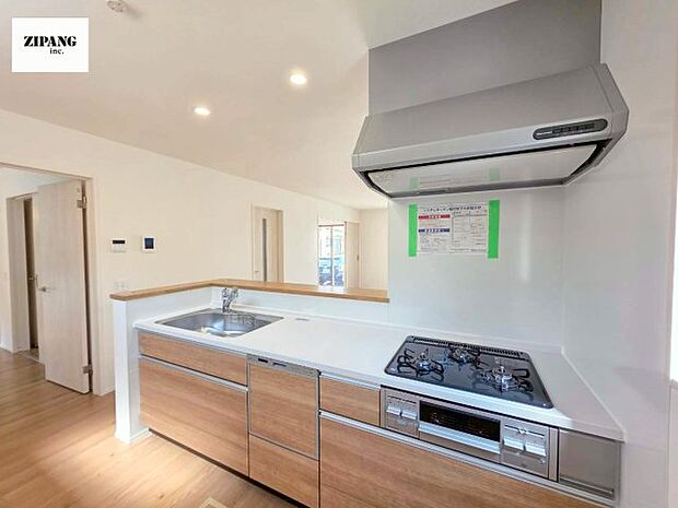 【キッチン】【キッチン】お子さまや家族と距離感近く料理が可能な対面式のシステムキッチンです。3口コンロのキッチンでお料理のレパートリーが増えそうです♪ 