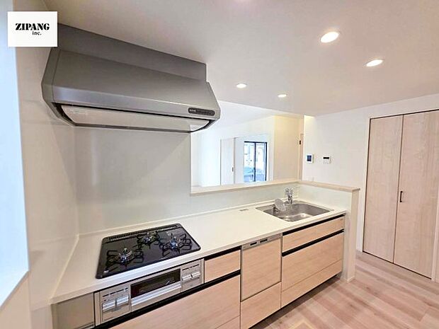 【キッチン】【キッチン】お子さまや家族と距離感近く料理が可能な対面式のシステムキッチンです。3口コンロのキッチンでお料理のレパートリーが増えそうです♪ 