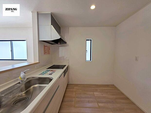 【キッチン】【キッチン】お子さまや家族と距離感近く料理が可能な対面式のシステムキッチンです。IHの3つ口コンロでお料理のレパートリーが増えそうです。