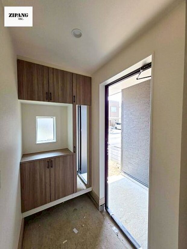 【玄関】【玄関】玄関に窓があるとお家全体が明るい印象を受けます。