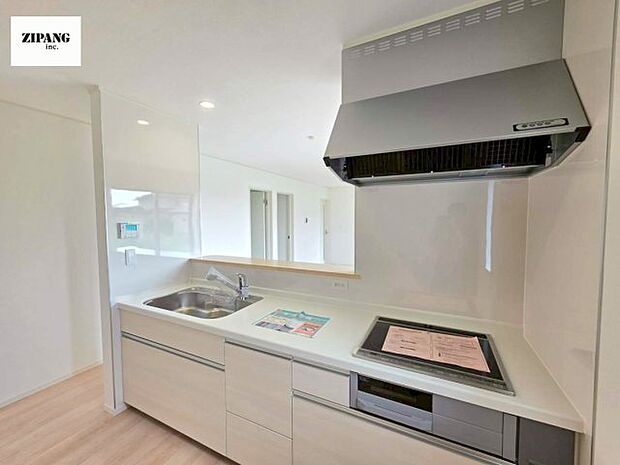 【キッチン】【キッチン】家族と距離感近く料理が可能な対面式のシステムキッチンです。3つ口IHコンロでお料理のレパートリーが増えそうです。 