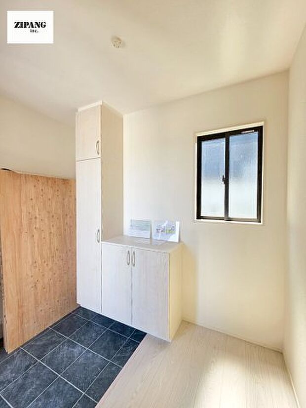 【玄関】【玄関】玄関に窓があるとお家全体が明るい印象を受けます。玄関タイルはお掃除しやすく清潔を保てます♪