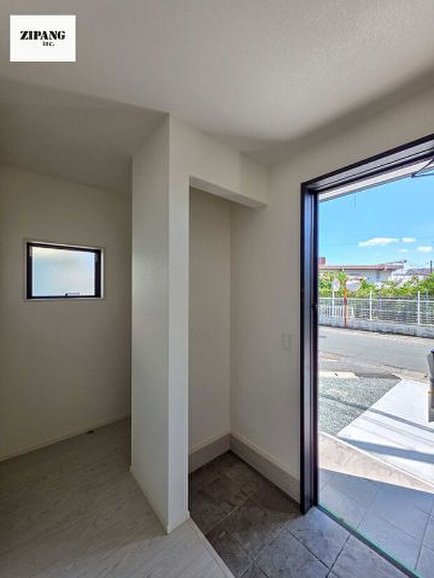 【玄関】【シューズインクローク】靴や雨具、アウトドア用品など汚れや水を気にせず片付けられます。 