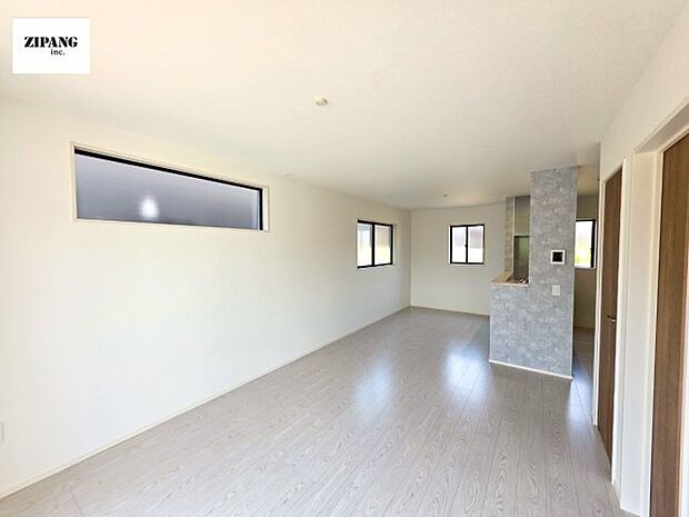 【居間・リビング】【リビング】キッチンと一体になったリビングはひろびろとしたくつろぎ空間を実現しています。 