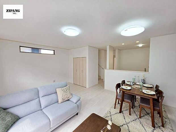 【居間・リビング】【リビング】キッチンと一体になったリビングはひろびろとしたくつろぎ空間を実現しています。モデル家具設置中!家具配置の参考になります♪