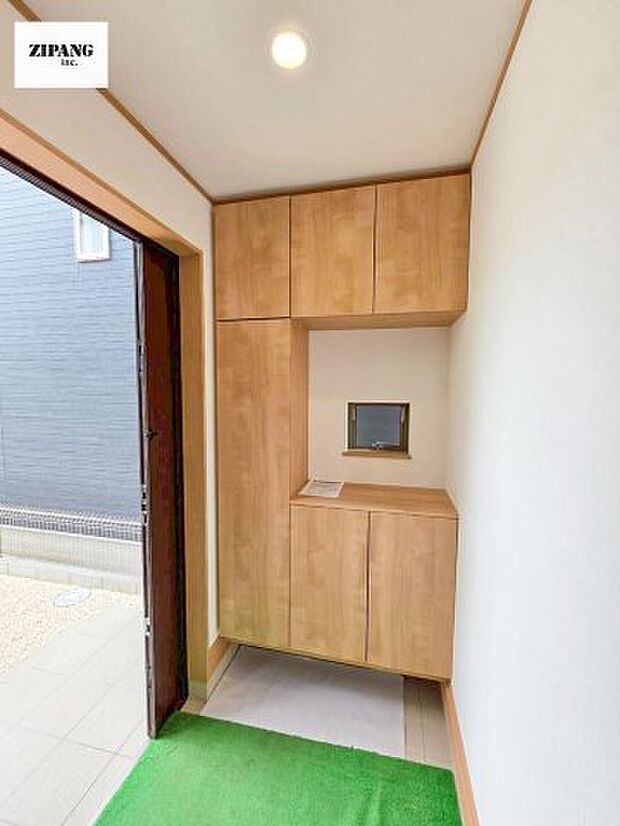 【玄関】【玄関】玄関に窓があるとお家全体が明るい印象を受けます。玄関タイルはお掃除しやすく清潔を保てます♪