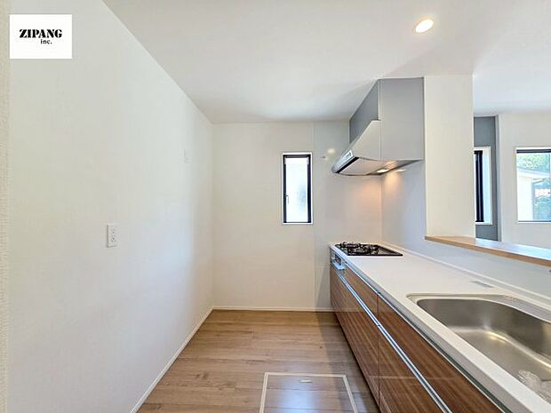 【キッチン】【キッチン】お子さまや家族と距離感近く料理が可能な対面式のシステムキッチンです。3口コンロのキッチンでお料理のレパートリーが増えそうです♪