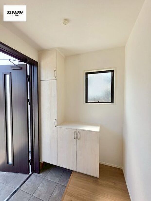 【玄関】【玄関】玄関に窓があるとお家全体が明るい印象を受けます。玄関タイルはお掃除しやすく清潔を保てます♪