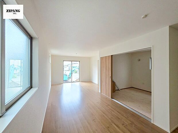 【居間・リビング】【リビング】キッチンと一体になったリビングはひろびろとしたくつろぎ空間を実現しています。