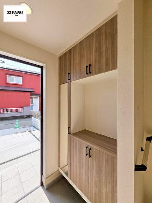 【玄関】【玄関】明るくすっきりした玄関が家族やお客さまを迎えてくれます。玄関タイルはお掃除しやすく清潔を保てます♪ 