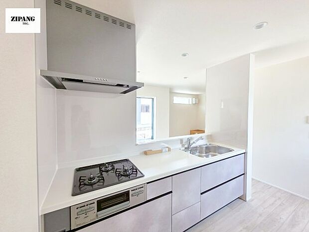 【キッチン】【キッチン】お子さまや家族と距離感近く料理が可能な対面式のシステムキッチンです。3口コンロのキッチンでお料理のレパートリーが増えそうです♪ 