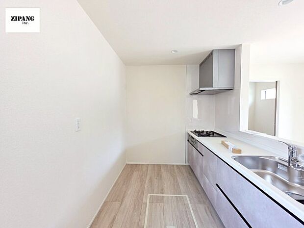 【キッチン】【キッチン】お子さまや家族と距離感近く料理が可能な対面式のシステムキッチンです。3口コンロのキッチンでお料理のレパートリーが増えそうです♪ 