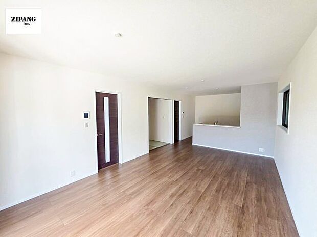 【居間・リビング】【リビング】キッチンと一体になったリビングはひろびろとしたくつろぎ空間を実現しています。