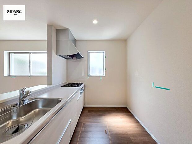 【キッチン】【キッチン】お子さまや家族と距離感近く料理が可能な対面式のシステムキッチンです。3口コンロのキッチンでお料理のレパートリーが増えそうです♪