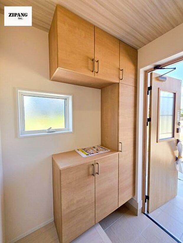 【玄関】【玄関】玄関に窓があるとお家全体が明るい印象を受けます。玄関タイルはお掃除しやすく清潔を保てます♪ 