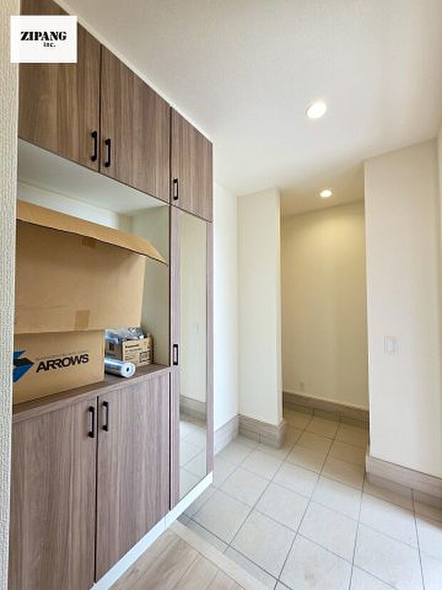 【玄関】【玄関】すっきり清潔感のある収納です。収納扉はミラー付きなのでお出かけ前に便利です。