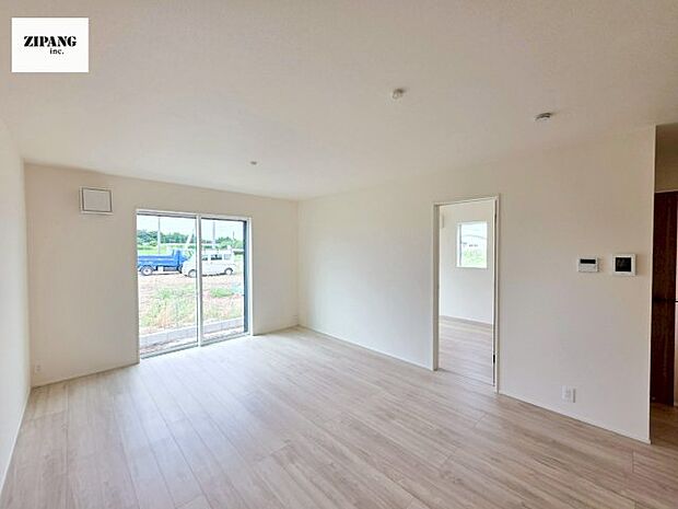 【居間・リビング】【リビング】キッチンと一体になったリビングはひろびろとしたくつろぎ空間を実現しています。