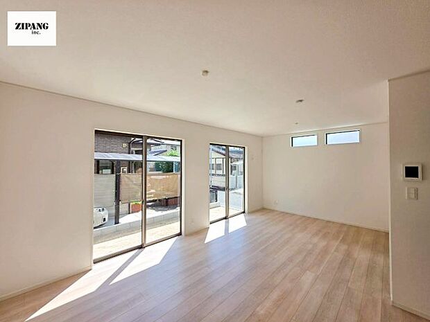 【居間・リビング】【リビング】キッチンと一体になったリビングはひろびろとしたくつろぎ空間を実現しています。