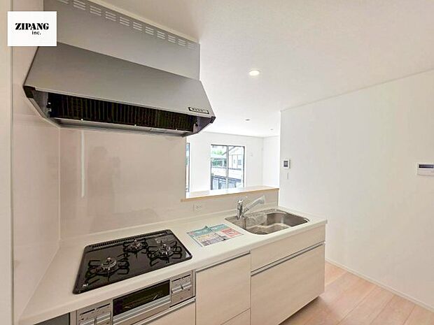 【キッチン】【キッチン】お子さまや家族と距離感近く料理が可能な対面式のシステムキッチンです。3口コンロのキッチンでお料理のレパートリーが増えそうです♪