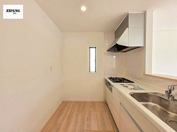 【キッチン】【キッチン】お子さまや家族と距離感近く料理が可能な対面式のシステムキッチンです。3口コンロのキッチンでお料理のレパートリーが増えそうです♪