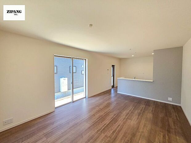 【居間・リビング】【リビング】キッチンと一体になったリビングはひろびろとしたくつろぎ空間を実現しています。 