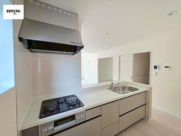 【キッチン】【キッチン】お子さまや家族と距離感近く料理が可能な対面式のシステムキッチンです。3口コンロのキッチンでお料理のレパートリーが増えそうです♪