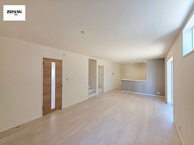 【居間・リビング】【リビング】キッチンと一体になったリビングはひろびろとしたくつろぎ空間を実現しています。