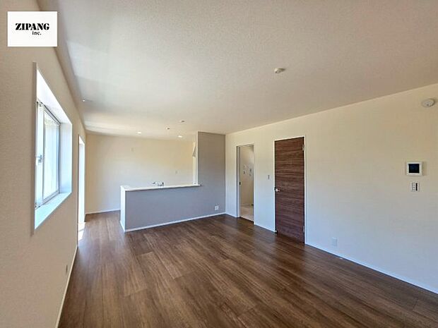 【居間・リビング】【リビング】キッチンと一体になったリビングはひろびろとしたくつろぎ空間を実現しています。