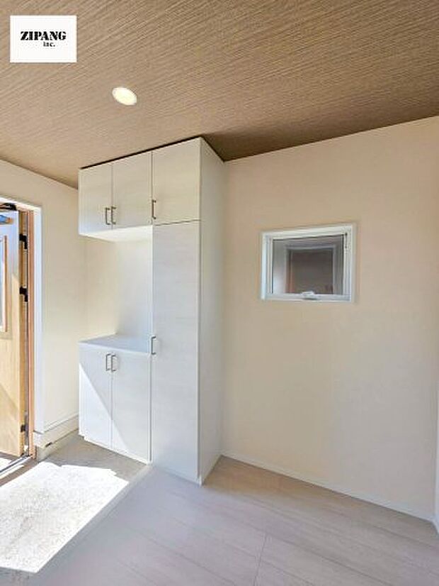 【玄関】【玄関】玄関に窓があるとお家全体が明るい印象を受けます。玄関タイルはお掃除しやすく清潔を保てます♪ 