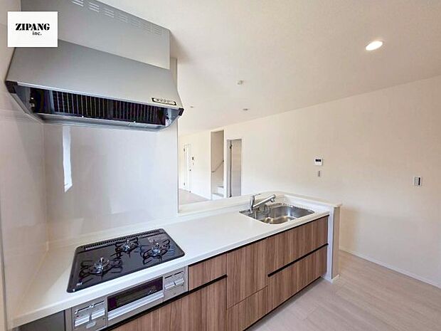 【キッチン】【キッチン】お子さまや家族と距離感近く料理が可能な対面式のシステムキッチンです。3口コンロのキッチンでお料理のレパートリーが増えそうです♪ 