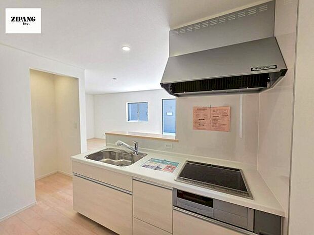 【キッチン】【キッチン】お子さまや家族と距離感近く料理が可能な対面式のシステムキッチンです。IHの3つ口コンロでお料理のレパートリーが増えそうです。 