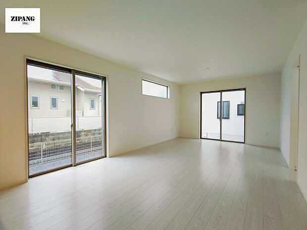 【居間・リビング】【リビング】キッチンと一体になったリビングはひろびろとしたくつろぎ空間を実現しています。 