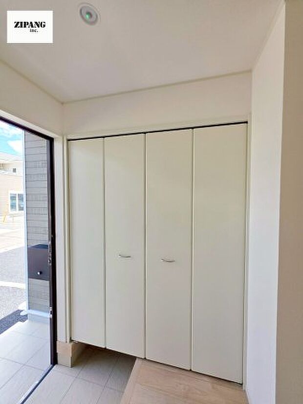 【収納】【玄関】大容量の収納スペースは大家族でもらくらく収納可能です。 