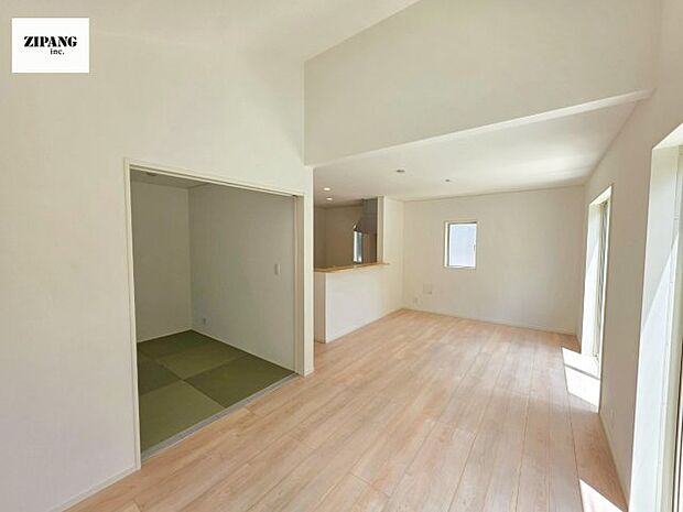 【居間・リビング】【リビング】キッチンと一体になったリビングはひろびろとしたくつろぎ空間を実現しています。 