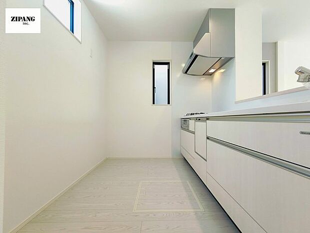 【キッチン】【キッチン】お子さまや家族と距離感近く料理が可能な対面式のシステムキッチンです。3口コンロのキッチンでお料理のレパートリーが増えそうです♪ 