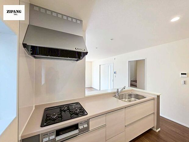 【キッチン】【キッチン】お子さまや家族と距離感近く料理が可能な対面式のシステムキッチンです。3口コンロのキッチンでお料理のレパートリーが増えそうです♪ 