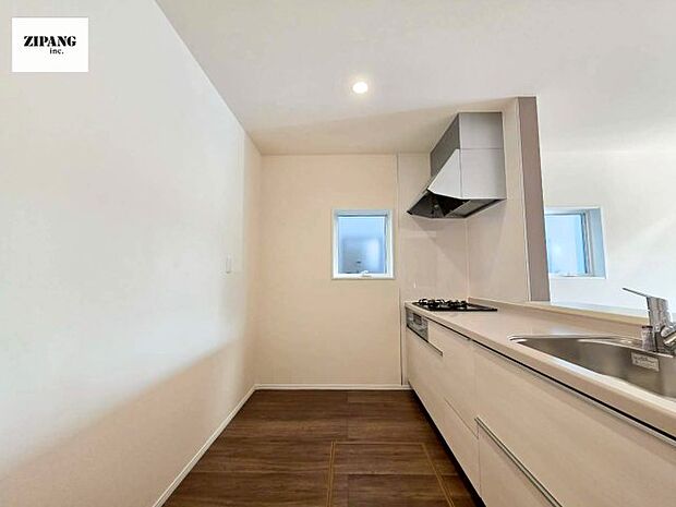 【キッチン】【キッチン】お子さまや家族と距離感近く料理が可能な対面式のシステムキッチンです。3口コンロのキッチンでお料理のレパートリーが増えそうです♪