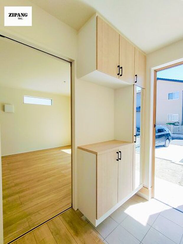 【玄関】【玄関】明るくすっきりした玄関が家族やお客さまを迎えてくれます。玄関タイルはお掃除しやすく清潔を保てます♪