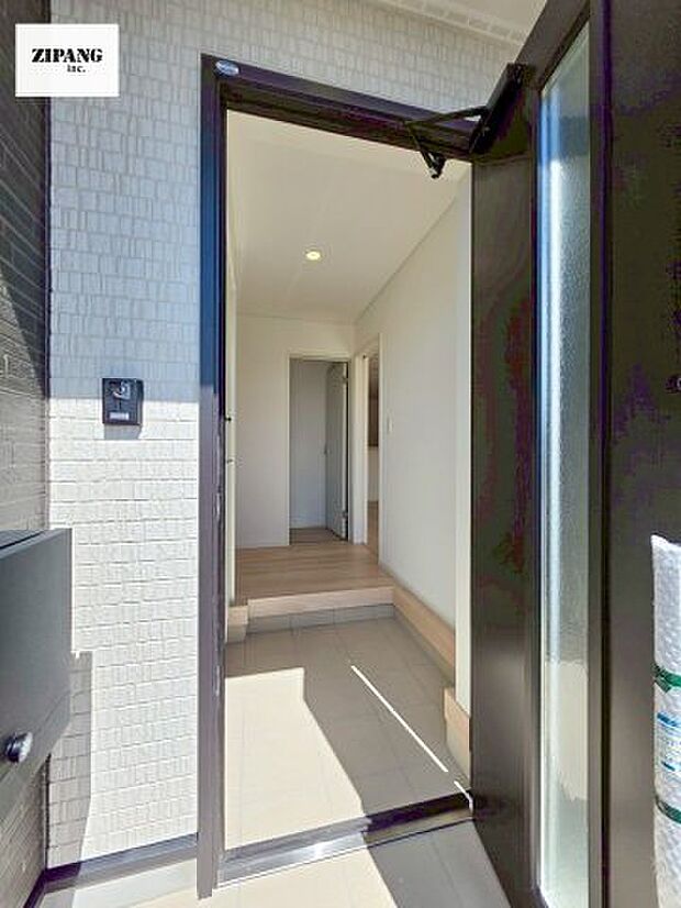 【玄関】【玄関】明るくすっきりした玄関が家族やお客さまを迎えてくれます。玄関タイルはお掃除しやすく清潔を保てます♪ 