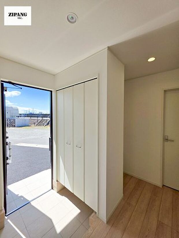 【玄関】【玄関】大容量の収納スペースは大家族でもらくらく収納可能です。 