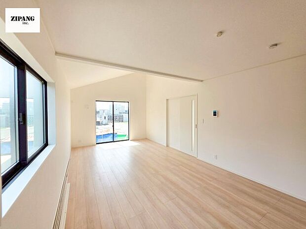 【居間・リビング】【リビング】勾配天井により開放的な空間が広がるリビングです。 