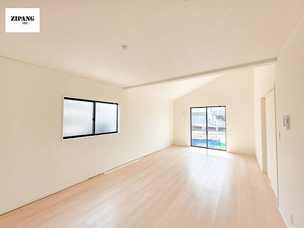 【居間・リビング】【リビング】勾配天井により開放的な空間が広がるリビングです。 