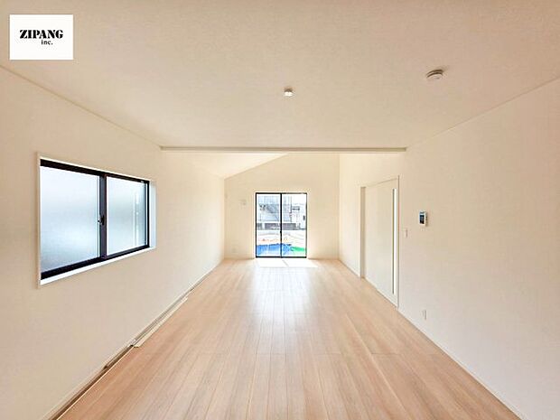 【居間・リビング】【リビング】勾配天井により開放的な空間が広がるリビングです。 