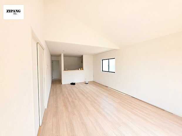 【居間・リビング】【リビング】キッチンと一体になったリビングはひろびろとしたくつろぎ空間を実現しています。