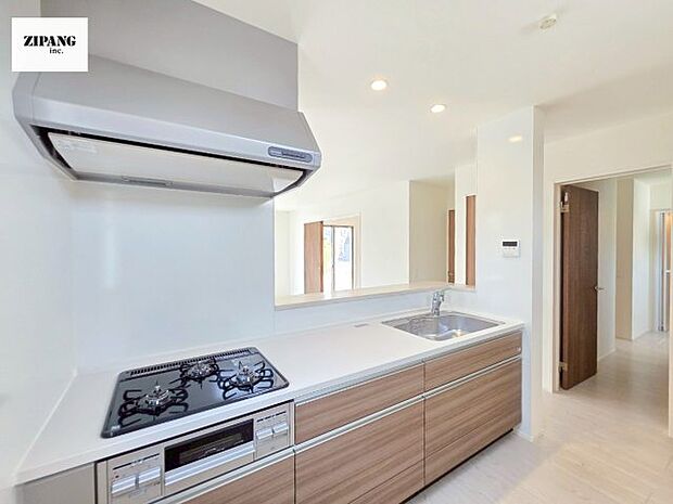 【キッチン】【キッチン】お子さまや家族と距離感近く料理が可能な対面式のシステムキッチンです。3口コンロのキッチンでお料理のレパートリーが増えそうです♪